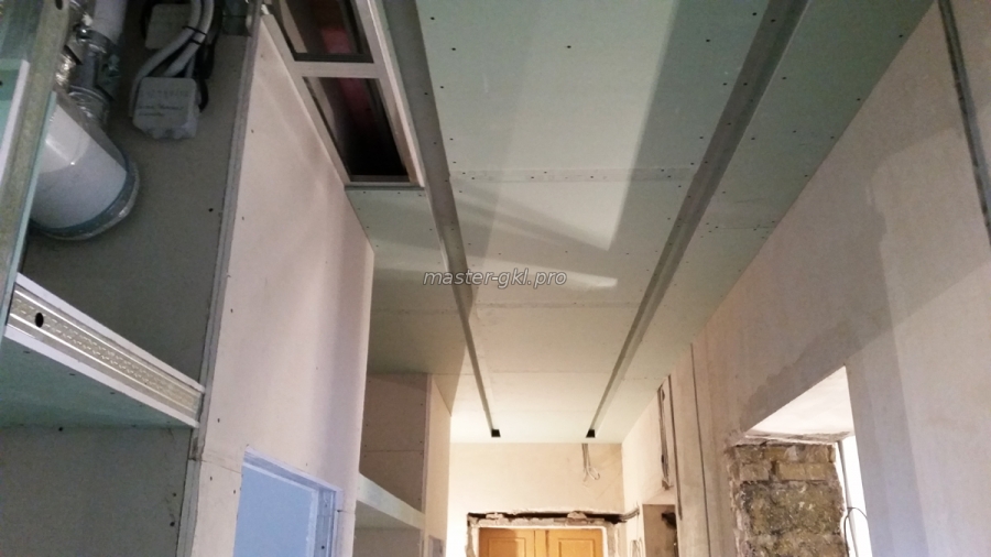 ГКЛ потолок с нишами под трековые светильники
